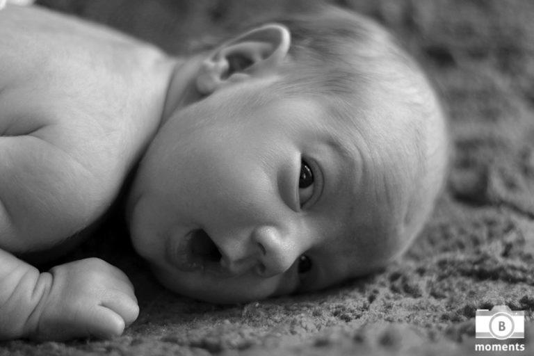 Newborn fotografie met baby Aaron