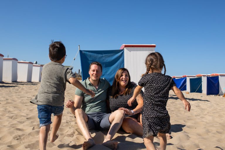 Gezinsfotoshoot op het strand