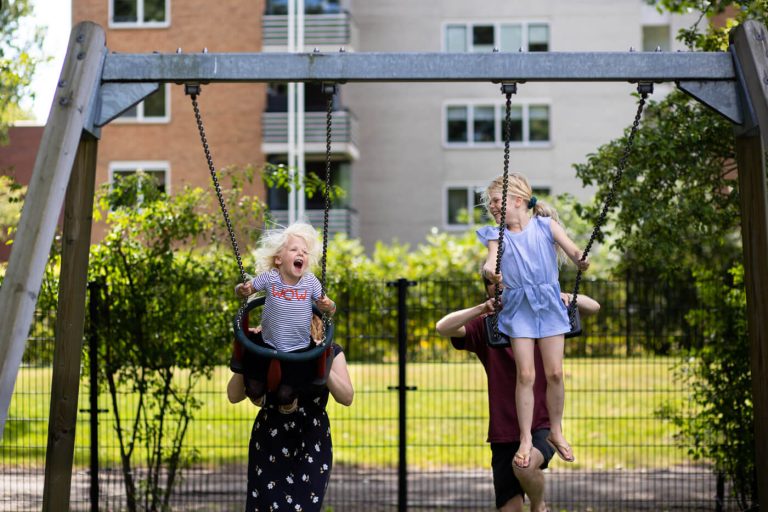 Gezinsreportage in de speeltuin